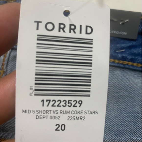 Torrid Denim Cut off Jean Shorts Star Design Stretch Medium Wash size 20- New - Picture 12 of 14
